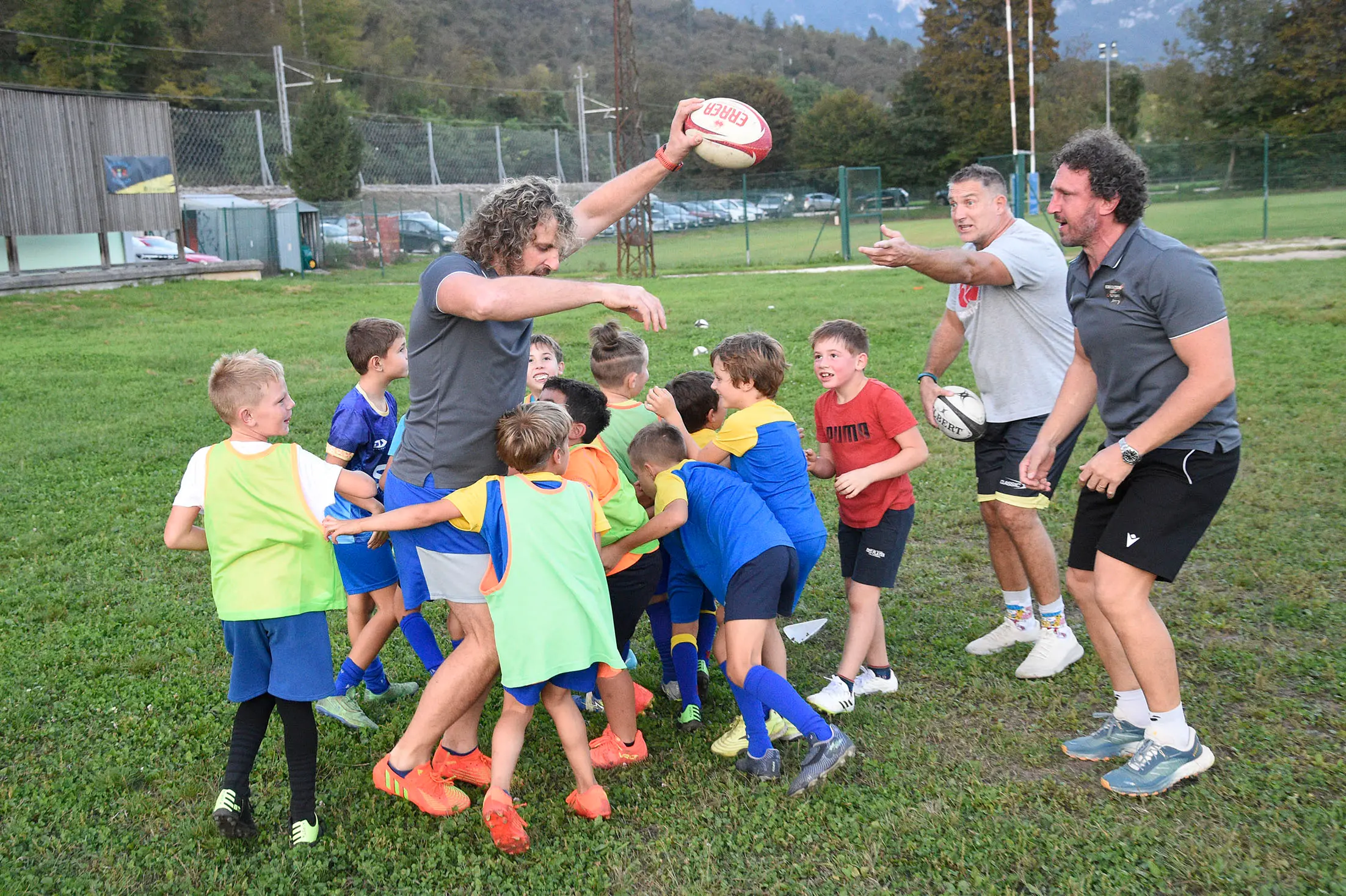 Bella giornata di sport organizzata dal Rugby Belluno con i fratelli Mauro e Mirko Bergamasco, due ex azzurri che in carriera vantano la vittoria di sei scudetti. I due giocatori hanno fatto divertire i giovani gialloblù con un allenamento che li ha molto emozionati, fra placcaggi e touche con due miti della palla ovale.