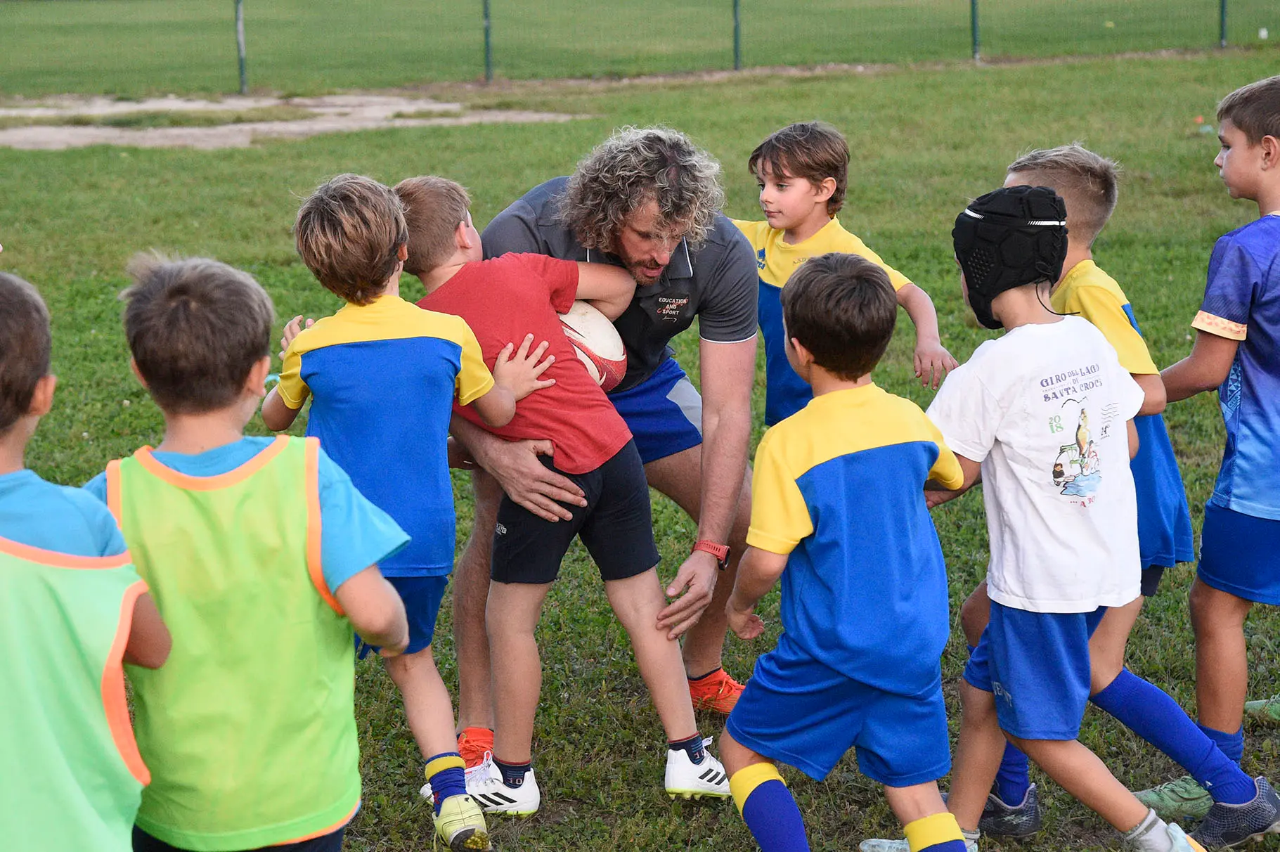 Bella giornata di sport organizzata dal Rugby Belluno con i fratelli Mauro e Mirko Bergamasco, due ex azzurri che in carriera vantano la vittoria di sei scudetti. I due giocatori hanno fatto divertire i giovani gialloblù con un allenamento che li ha molto emozionati, fra placcaggi e touche con due miti della palla ovale.