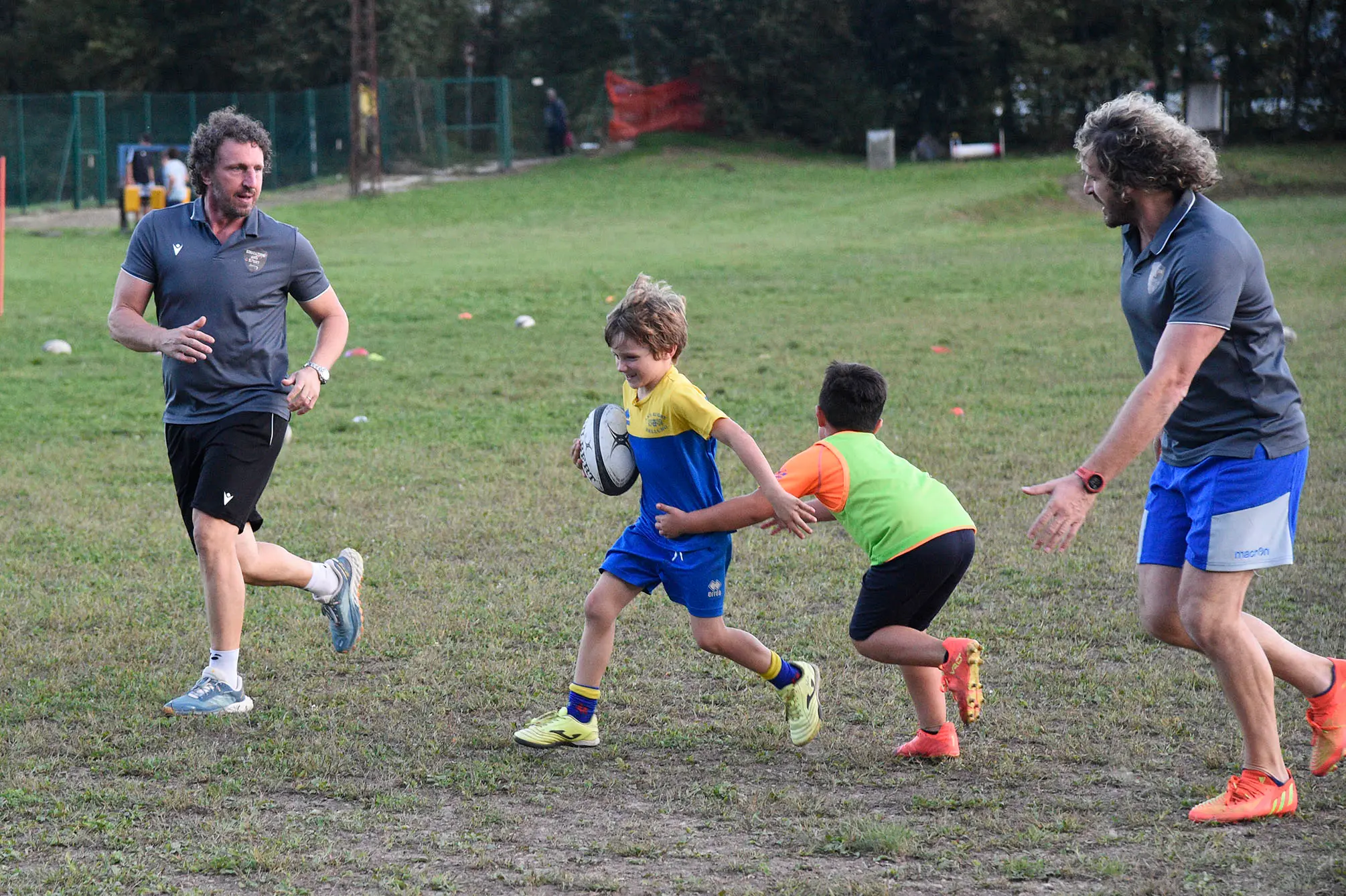 Bella giornata di sport organizzata dal Rugby Belluno con i fratelli Mauro e Mirko Bergamasco, due ex azzurri che in carriera vantano la vittoria di sei scudetti. I due giocatori hanno fatto divertire i giovani gialloblù con un allenamento che li ha molto emozionati, fra placcaggi e touche con due miti della palla ovale.