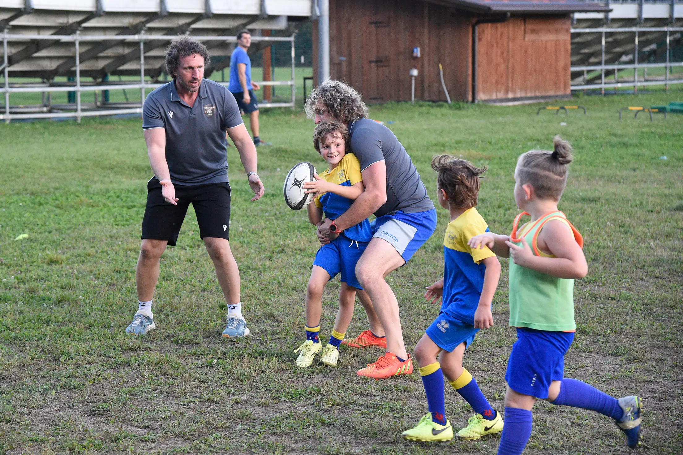Bella giornata di sport organizzata dal Rugby Belluno con i fratelli Mauro e Mirko Bergamasco, due ex azzurri che in carriera vantano la vittoria di sei scudetti. I due giocatori hanno fatto divertire i giovani gialloblù con un allenamento che li ha molto emozionati, fra placcaggi e touche con due miti della palla ovale.