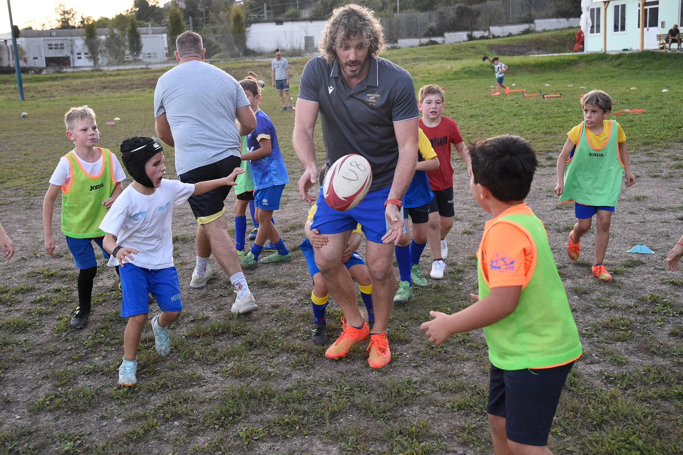 Bella giornata di sport organizzata dal Rugby Belluno con i fratelli Mauro e Mirko Bergamasco, due ex azzurri che in carriera vantano la vittoria di sei scudetti. I due giocatori hanno fatto divertire i giovani gialloblù con un allenamento che li ha molto emozionati, fra placcaggi e touche con due miti della palla ovale.