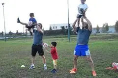 Bella giornata di sport organizzata dal Rugby Belluno con i fratelli Mauro e Mirko Bergamasco, due ex azzurri che in carriera vantano la vittoria di sei scudetti. I due giocatori hanno fatto divertire i giovani gialloblù con un allenamento che li ha molto emozionati, fra placcaggi e touche con due miti della palla ovale.