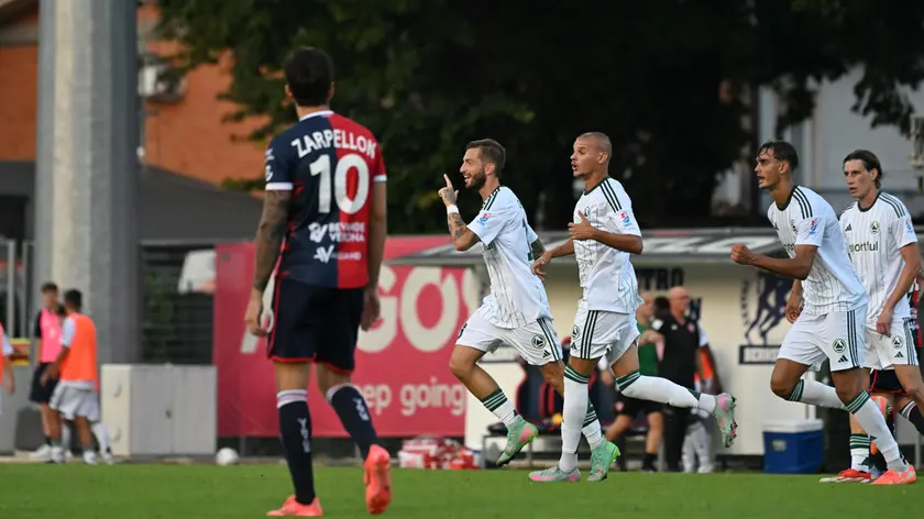 I festeggiamenti di Luca Clemenza dopo il gol del pareggio