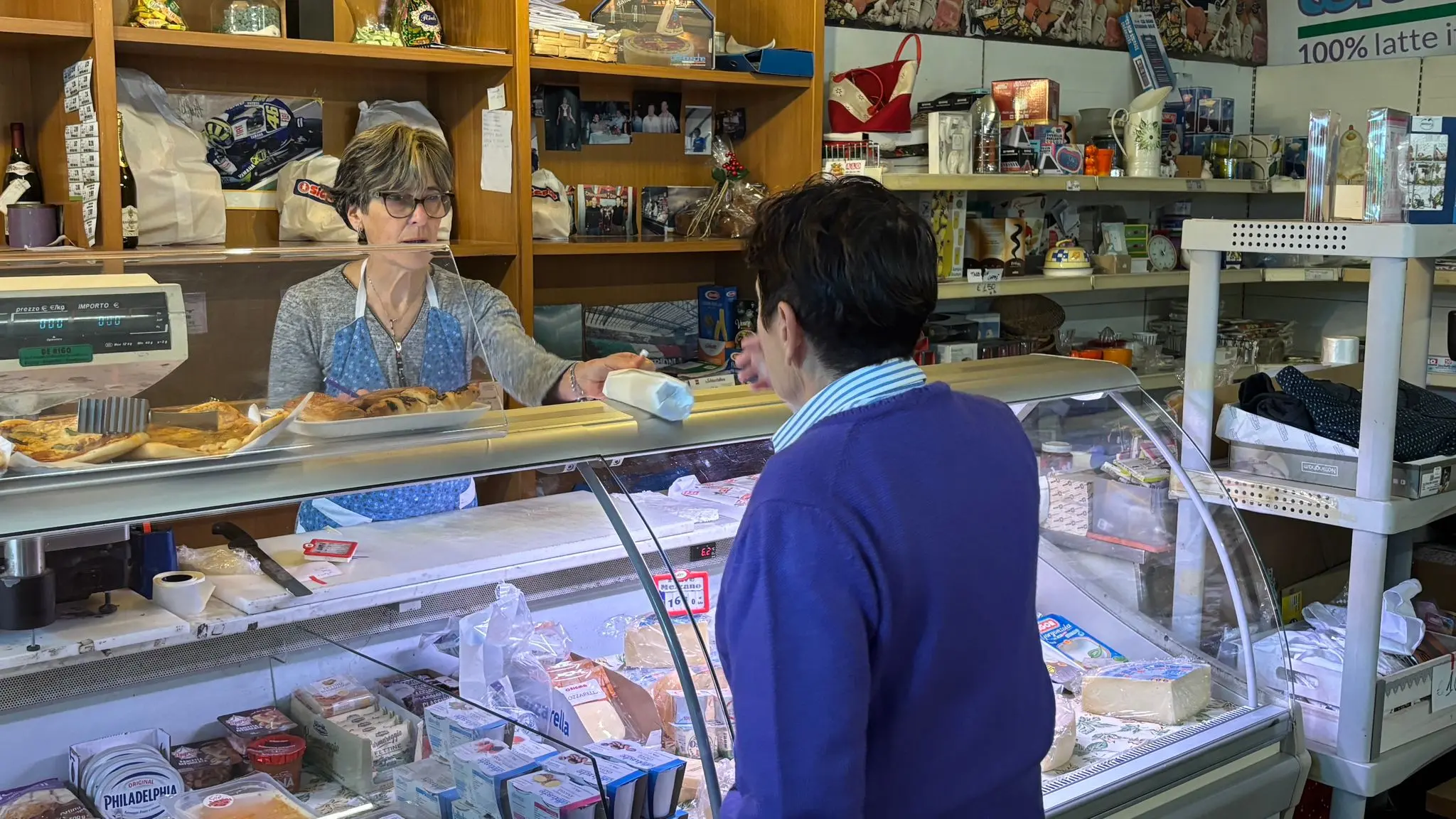 Maura Carazzai mentre serve una cliente