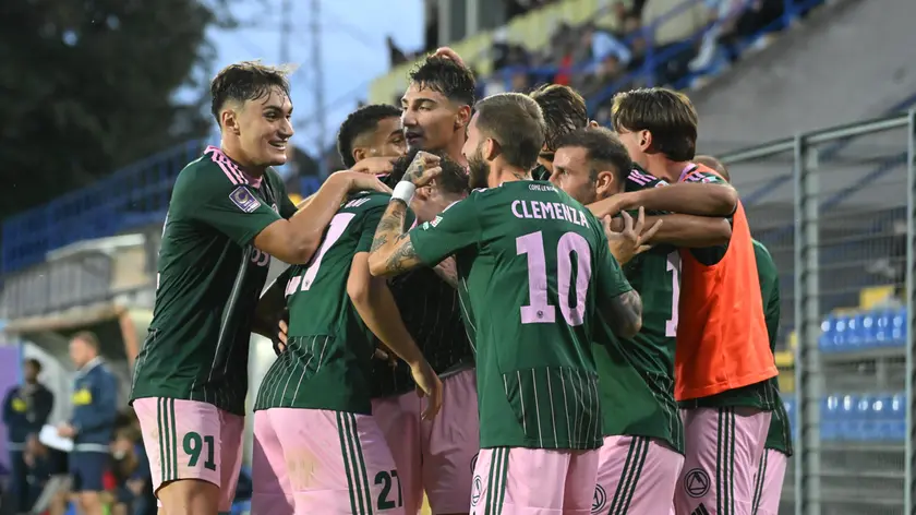La Dolomiti festeggia dopo il gol che vale il primo successo in serie C (foto De Zanet)