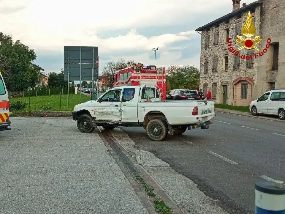 Il pick up contro cui si è schiantata la moto