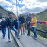 Le bandierine rinnovate con i nomi delle piccole vittime del Vajont e i promotori dell’iniziativa