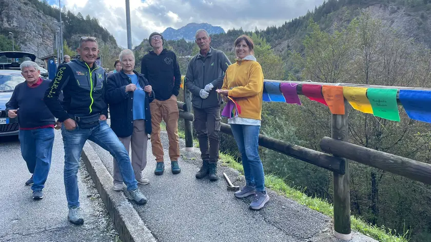 Le bandierine rinnovate con i nomi delle piccole vittime del Vajont e i promotori dell’iniziativa