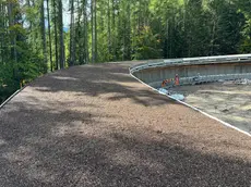 I lavori di mascheramento alla pista da bob per le olimpiadi invernali