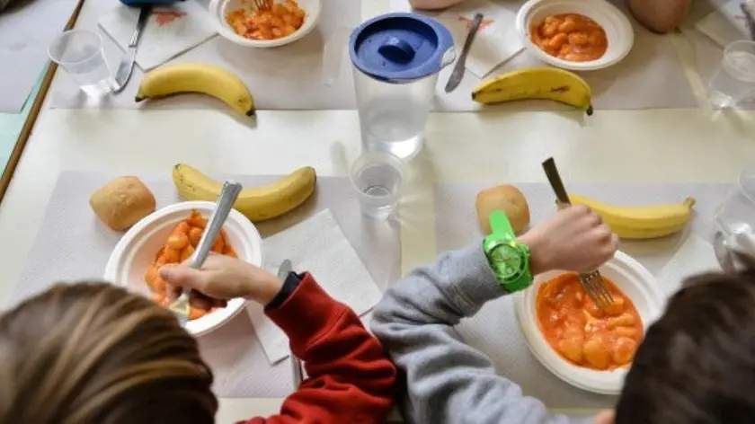 Il pranzo in una mensa scolastica