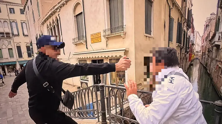 A Venezia un borseggiatore scoperto ha usato lo spray al peperoncino per non essere linciato dai passanti