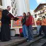Una scatto dell'ultima messa di don Fabiano per le comunità del Poi