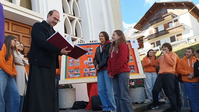 Una scatto dell'ultima messa di don Fabiano per le comunità del Poi