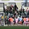 Il saluto dei giocatori ai tifosi arrivati a Vercelli (Foto De Zanet)