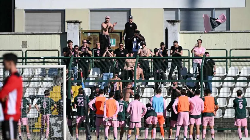 Il saluto dei giocatori ai tifosi arrivati a Vercelli (Foto De Zanet)