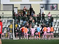 Il saluto dei giocatori ai tifosi arrivati a Vercelli (Foto De Zanet)