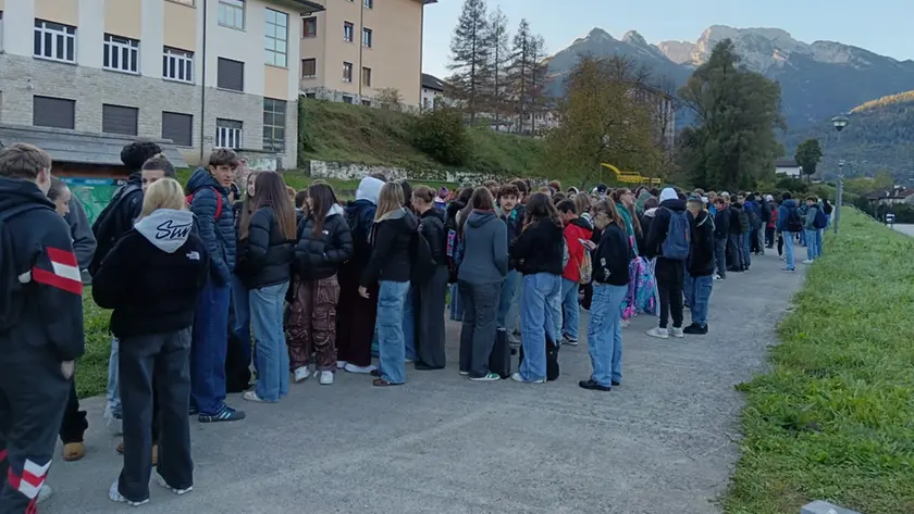 Gli studenti dell'istituto Follador manifestano davanti alla scuola contro la modifica dell'orario e per un ambiente scolastico più sereno