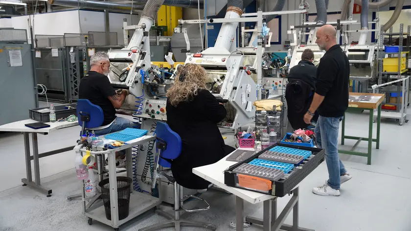 Lavoratori in una occhialeria