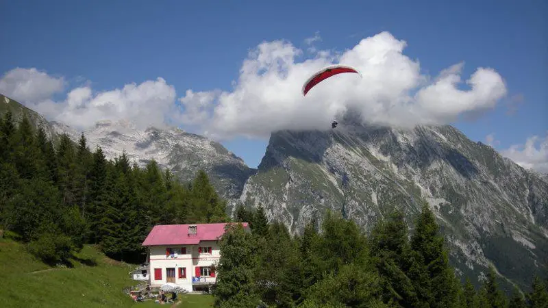 Parapendio nella zona del rifugio Dolada