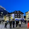 Uno scatto serale del centro di Cortina: le mani sulla Regina delle Dolomiti?