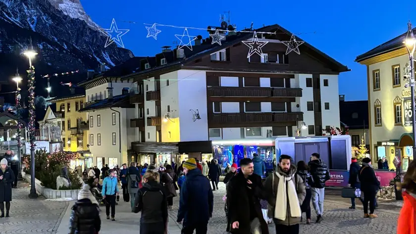 Uno scatto serale del centro di Cortina: le mani sulla Regina delle Dolomiti?