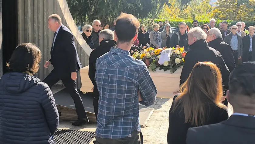 Il feretro di Paolo Foppa sul sagrato della chiesa di Cavarzano