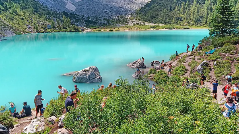 Il lago Sorapis anche la scorsa estate meta di migliaia di turisti. Le Dolomiti bellunesi hanno fatto registrare un notevole incremento di visitatori