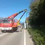 Il recupero del camion rovesciato sulla Sp 1 bis a Villapiana di Borgo Valbelluna