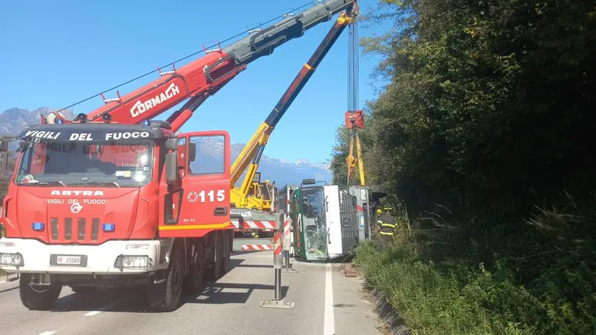 Il recupero del camion rovesciato sulla Sp 1 bis a Villapiana di Borgo Valbelluna