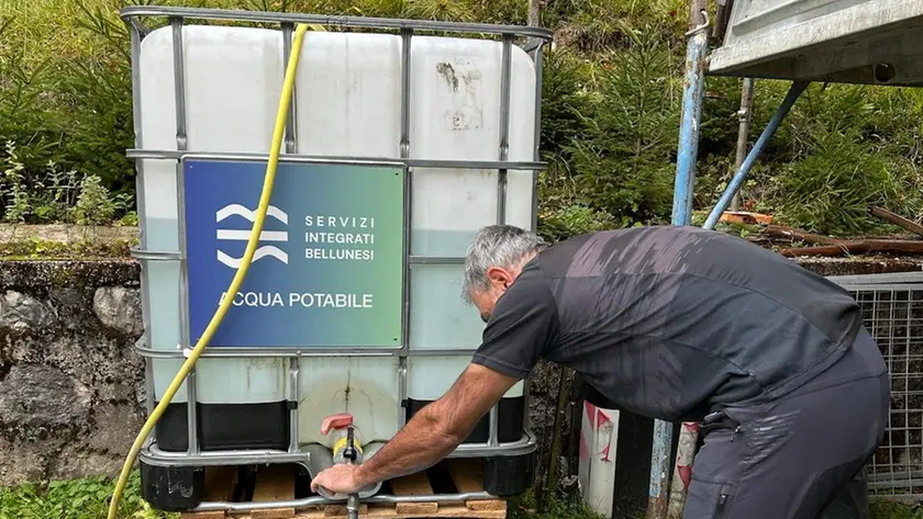 La cisterna Sib dalla quale i residenti si riforniscono di acqua