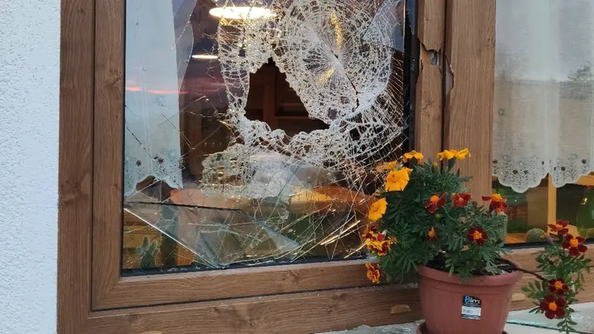 La finestra sfondata dai ladri a Pedavena