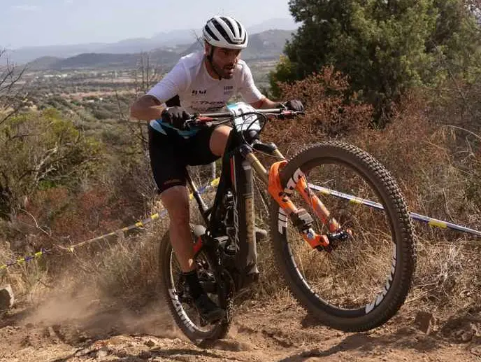 Mirko Tabacchi in azione con la e-bike
