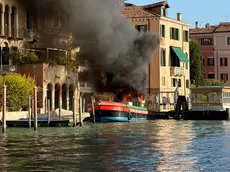 La barca ibrida andata a fuoco a Venezia