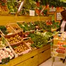 SUPERMERCATO BIOLOGICO 'NATURASI', PRODOTTI BIOLOGICI, CARRELLO CON LA SPESA DI FRUTTA E VERDURA.
