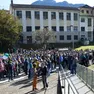 Continua il duro scontro tra dirigente e famiglie al Follador, dove la preside respinge le giustificazioni