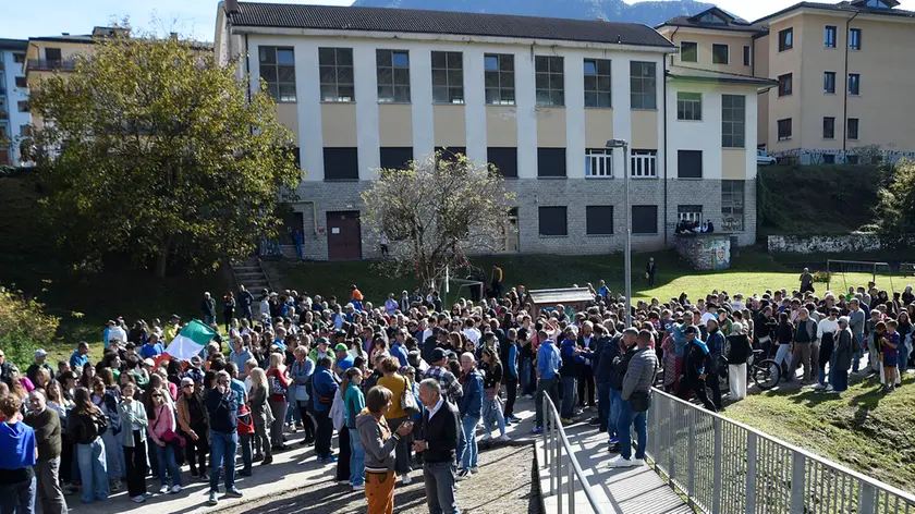 Continua il duro scontro tra dirigente e famiglie al Follador, dove la preside respinge le giustificazioni