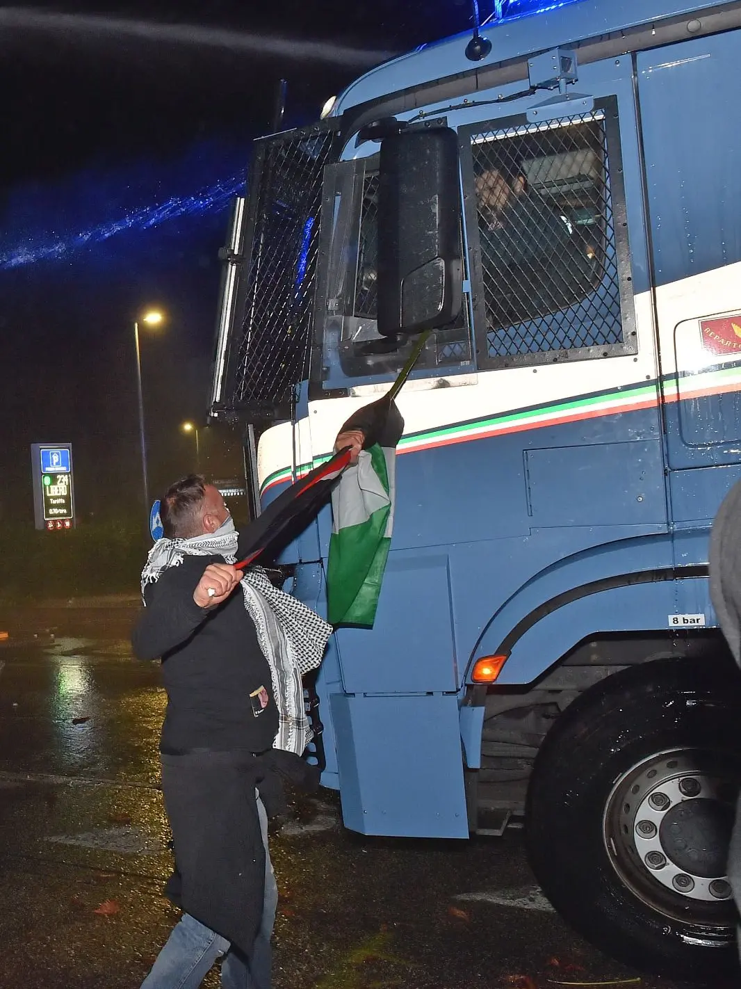 Il 49enne di Feltre è l'uomo fotografato mentre punta il bastone di una bandiera contro l'idrante della polizia