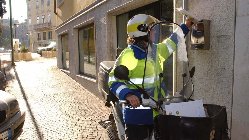Una portalettere al lavoro