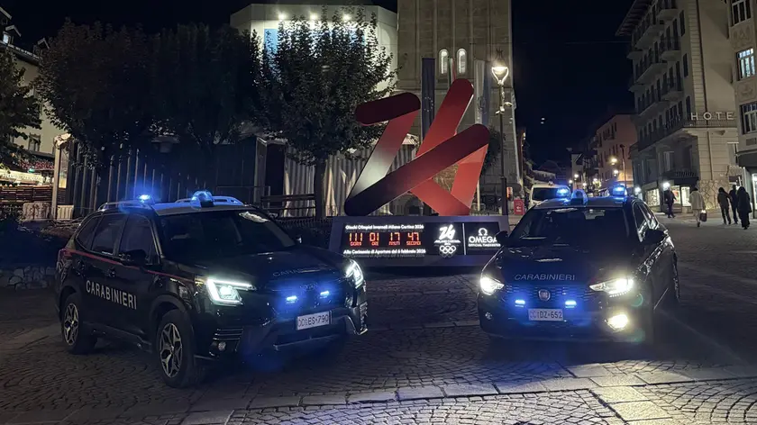 Le pattuglie dei carabinieri a presidio dell'ingresso di Corso Italia a Cortina