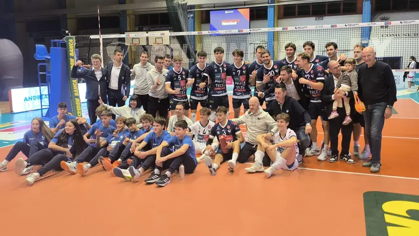La squadra del Belluno volley per la partita di esordio alla Vhv Arena