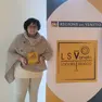Natalina Forlin con la targa di negozio storico