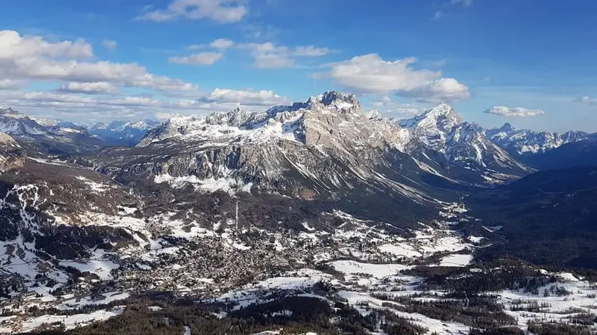 Una vista di Cortina d’Ampezzo da Ra Valles, Tofane