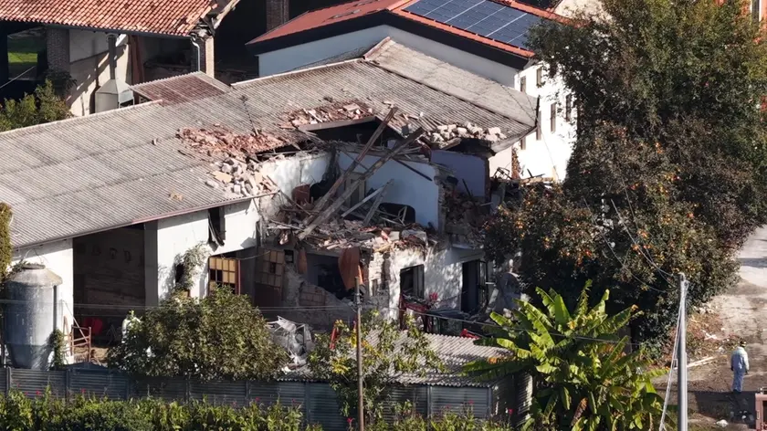 Quel che resta della casa colonica fatta esplodere durante la perquisizione
