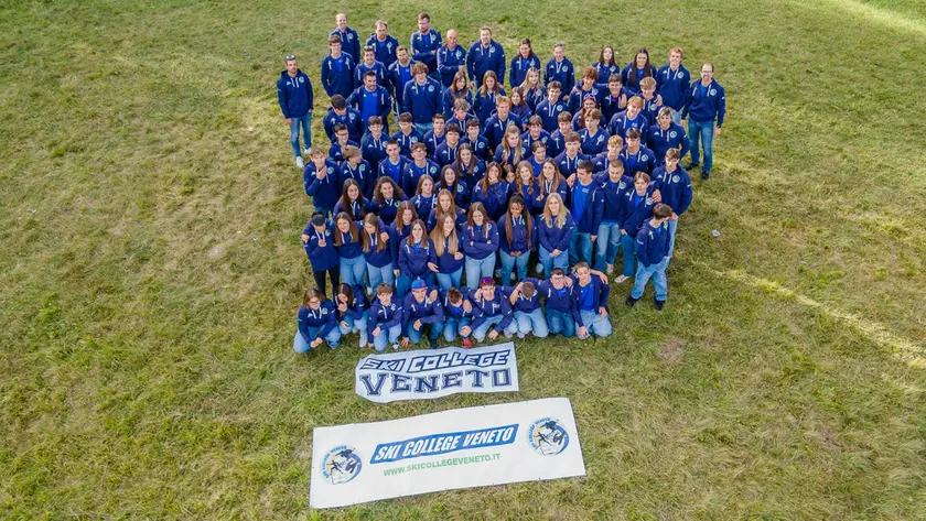 Il gruppo dello Ski College 2023/2024: ne facevano parte Nicola Xausa e Riccardo Gemo