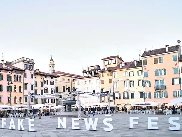 Il logo del Fake News Festival in piazza San Giacomo a Udine