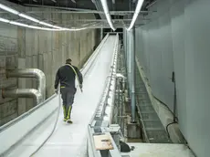 Un ghiacciatore dello sliding centre all'opera lungo il tracciato di Cortina