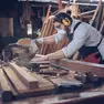 Un operaio in un'impresa artigiana all'opera