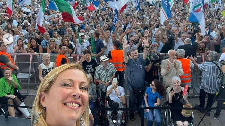 Il selfie di Giorgia Meloni, il 10 settembre 2022, in occasione del suo comizio in piazza Ferretto a Mestre, per la chiusura della campagna delle Politiche