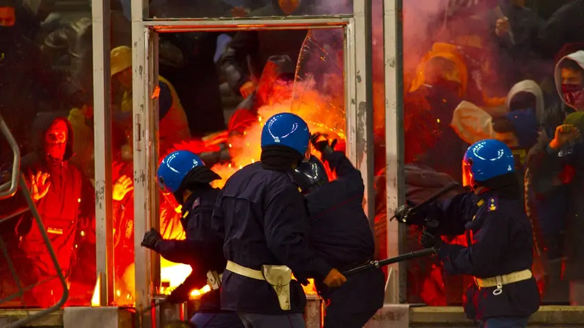 Poliziotti impegnati nella gestione di scontri allo stadio (foto d'archivio)
