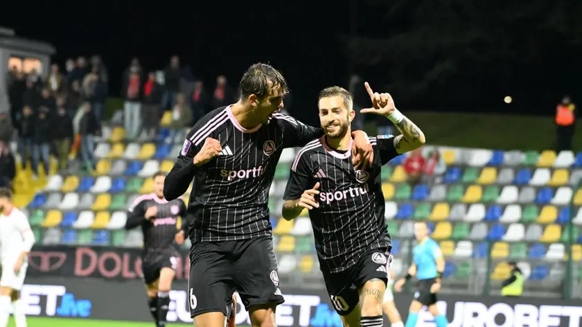 Matteo Barbini e Luca Clemenza esultano dopo il rigore decisivo